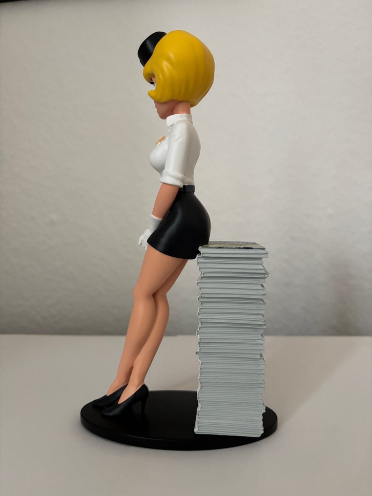 Natacha Figure - Collectoys / Plastoy - Natacha pile d'albums - 2023 #3.2