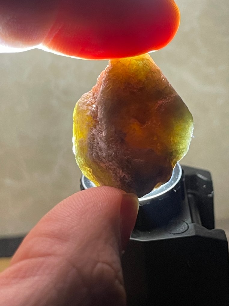 Ζαφείρι Καταπληκτικό κομμάτι! Πολύχρωμο ζαφείρι. 58 καράτια. Εξαγωνικό κομμάτι, 100%. - Ύψος: 28 mm - Πλάτος: 25 mm- 11.6 g #2.1