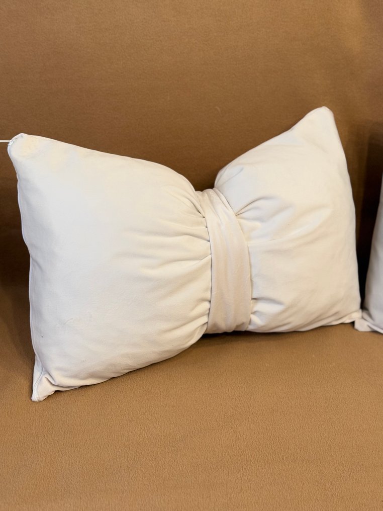 Elegant bow-shaped cushions in pastel white velvet - Cushion #1.0