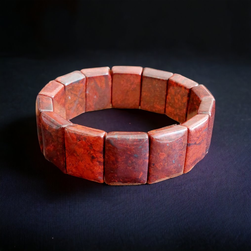 Dark red brecciated jasper of fine craftsmanship. Unpolished natural stone. - Height: 2 cm - Width: 0.5 cm- 63 g #4.3