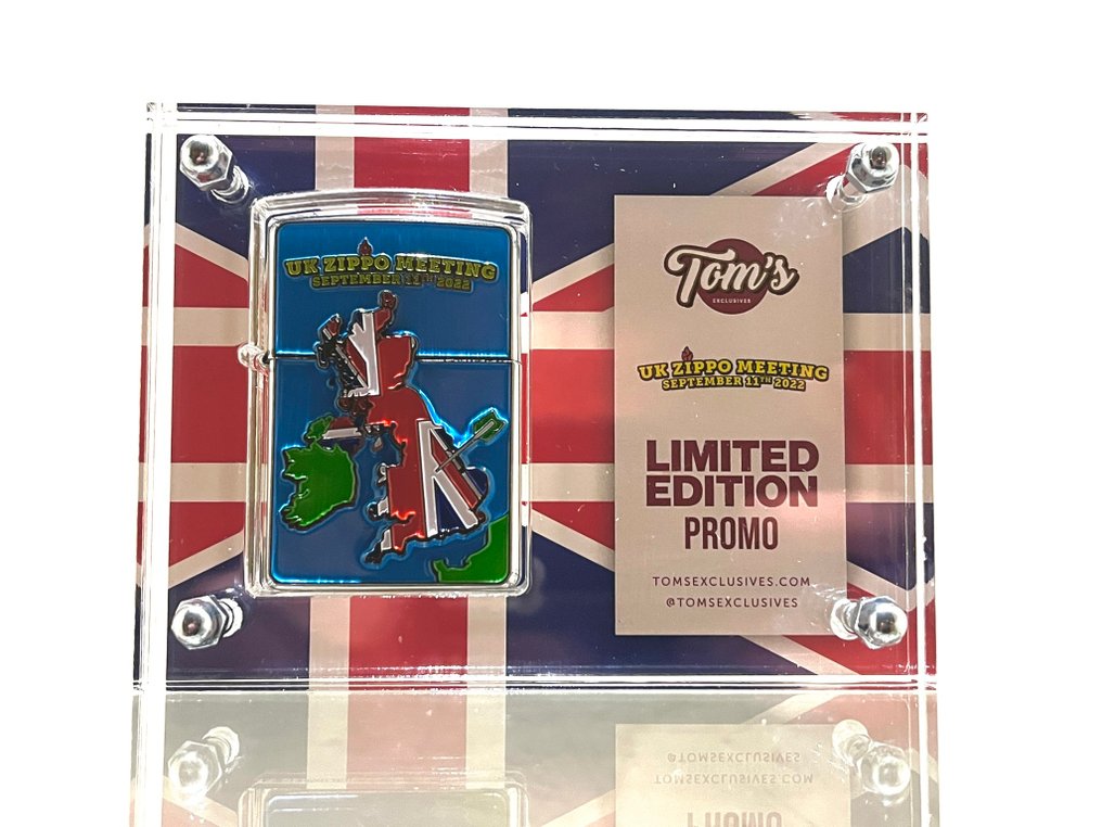 Zippo - Zippo UK Meeting 2022 Limited Edition by Tom’s - Ingen mindstepris - Lighter - Messing, Træ, Emalje, Forsølvet #1.0