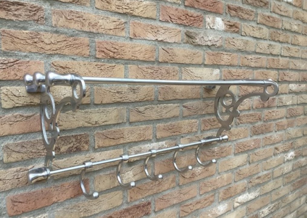 Κρεμάστρα παλτό - Βίντατζ αλουμινίου τρένου κρεμάστρα: Νοσταλγική γοητεία και λειτουργικότητα - Αλουμίνιο #3.2