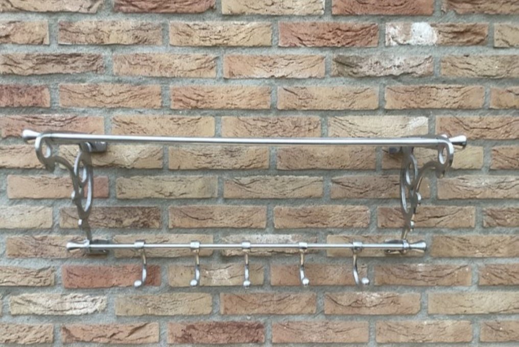 Κρεμάστρα παλτό - Βίντατζ αλουμινίου τρένου κρεμάστρα: Νοσταλγική γοητεία και λειτουργικότητα - Αλουμίνιο #1.0