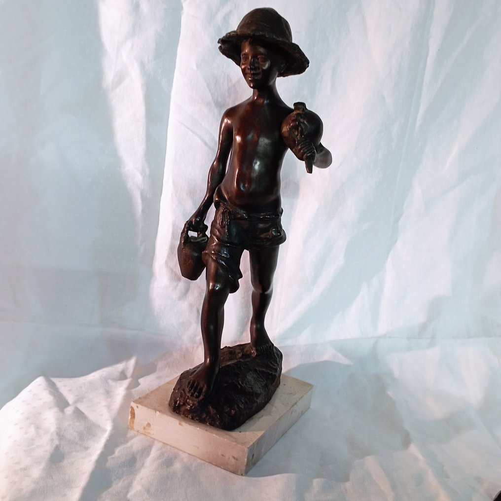 Dal modello di Giovanni De Martino (1870-1935) - 雕刻, Scugnizzo napoletano - 42 cm - 青铜,大理石 #1.0