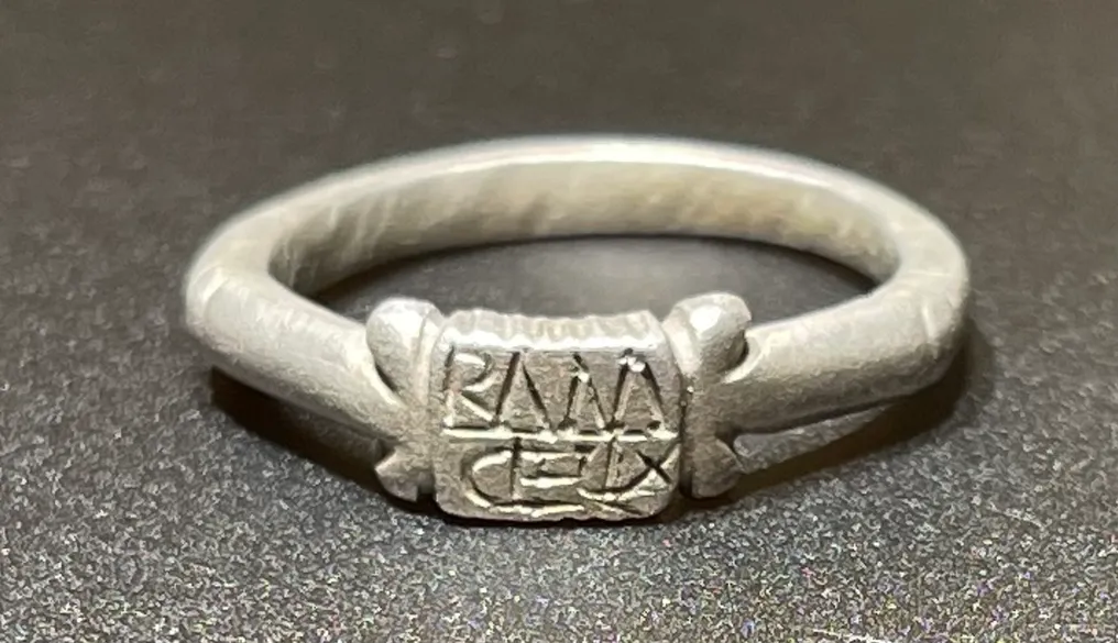 Roma antica Argento Anello elegantemente sagomato con un’iscrizione. MAR (retrogrado) C FELIX in due righe #2.1