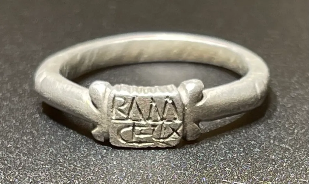 Roma antica Argento Anello elegantemente sagomato con un’iscrizione. MAR (retrogrado) C FELIX in due righe #1.1