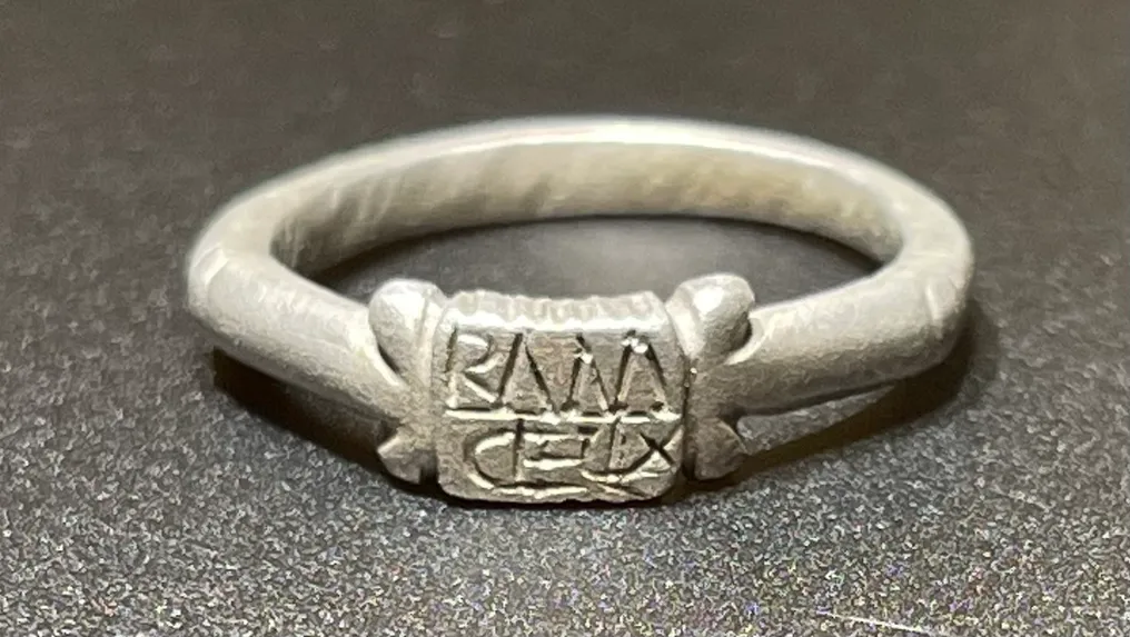Roma antica Argento Anello elegantemente sagomato con un’iscrizione. MAR (retrogrado) C FELIX in due righe #2.2