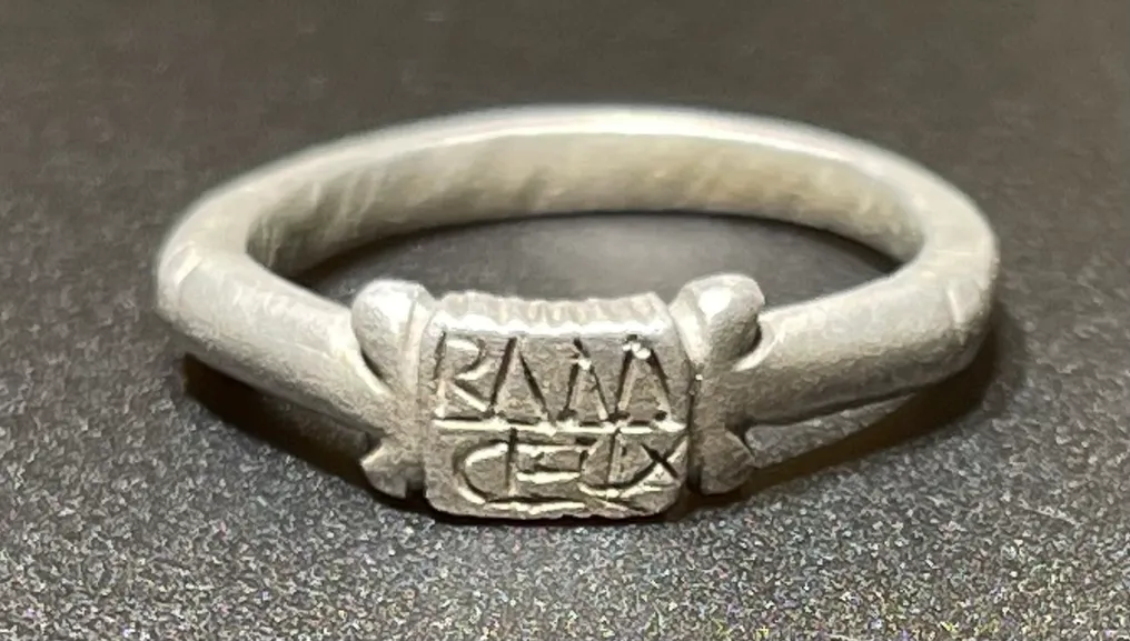 Roma antica Argento Anello elegantemente sagomato con un’iscrizione. MAR (retrogrado) C FELIX in due righe #3.1