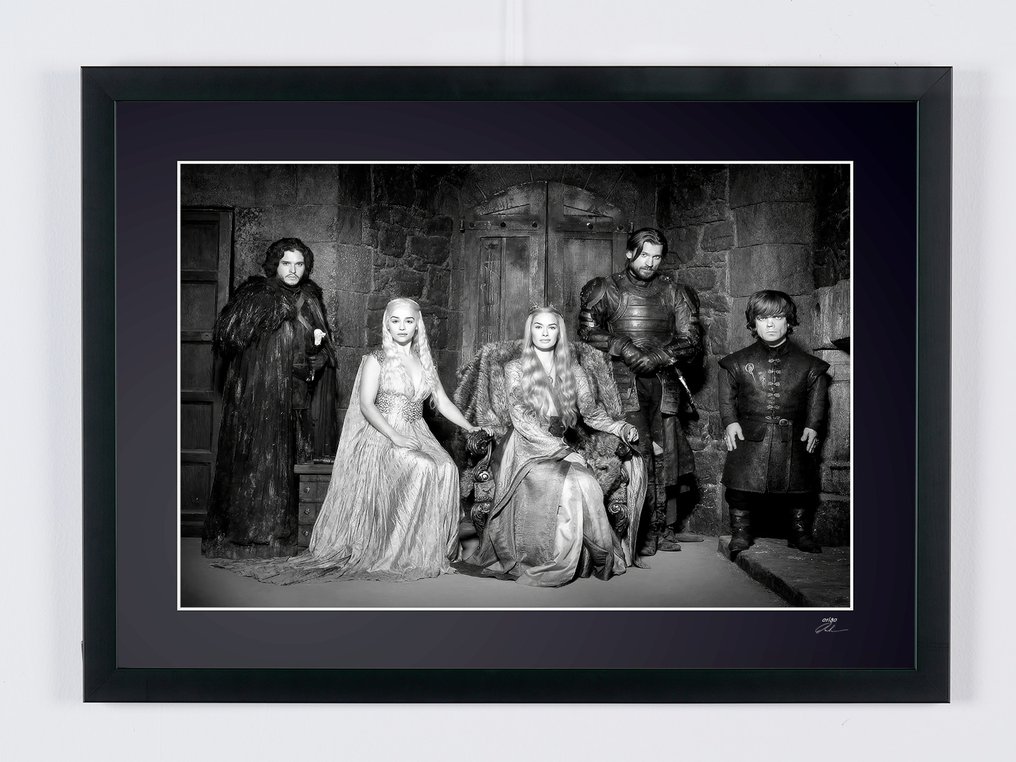 Game of Thrones, Kit Harington, Emilia Clarke, Lena Headey, Nikolaj Coster-Waldau, and Peter Dinklage - Fine Art Photography - Luxury Wooden Framed 70X50 cm - Limited Edition Nr 01 of 20 - Serial ID 17300 - Original Certificate (COA), Hologram - 100% New. Shipping Reduction from 3 items #3.2