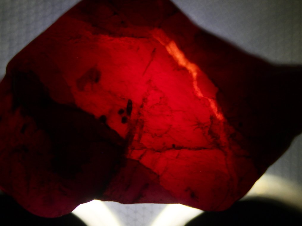 Cts.26.50 nyers, természetes rubin Mintadarab - Magasság: 24 mm - Szélesség: 17 mm- 5.3 g #3.2