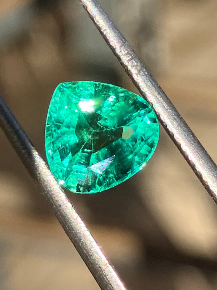 1 pcs  Grün Smaragd  - 1.77 ct - Gemological Institute of America (GIA) #1.0