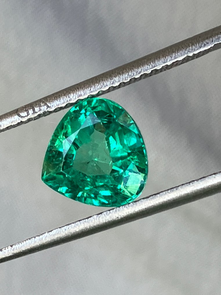 1 pcs  Grün Smaragd  - 1.77 ct - Gemological Institute of America (GIA) #3.2