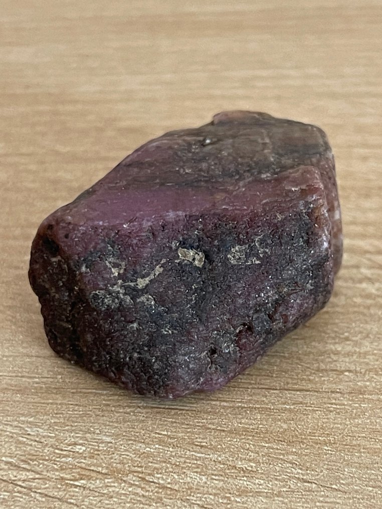 Ruby 粗糙的。 248.5 克拉美妙的莫三比克血紅寶石水晶。 %100 天然 - 高度: 38 mm - 闊度: 26 mm- 49.7 g #4.3