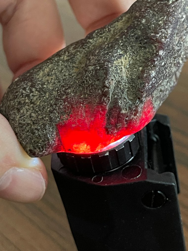 Ruby 粗糙的。 413.5 克拉巨大的莫三比克血紅寶石晶體。 %100 天然 - 高度: 58 mm - 闊度: 35 mm- 82.7 g #1.0