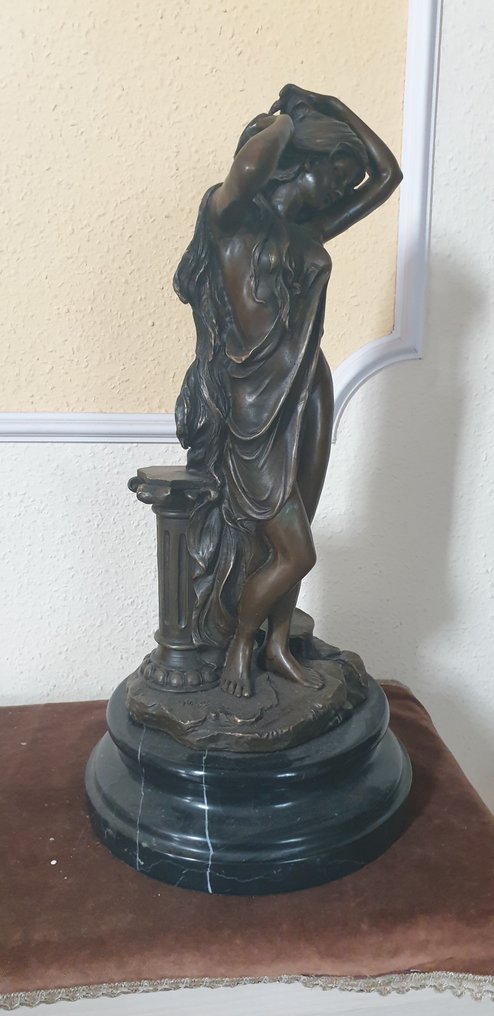 Aldo Vitaleh - Statue, Girl at the column - 55 cm - Bronze #1.0
