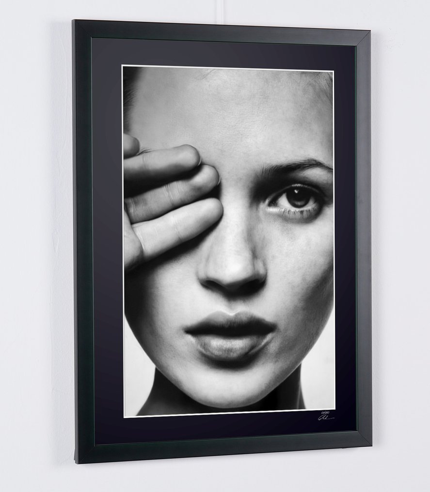 Kate. Moss - Iconic - Fine Art Photography - Luxury Wooden Frame 70X50 cm - Limited Edition 03 of 30 - Serial 20029 - Original Certificate (COA), Hologram - 100% New. Shipping Reduction from 3 items #4.3