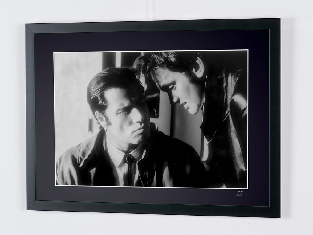 John Travolta as "Vincent Vega » and Quentin Tarantino « Jimmie » - Fine Art Photography - Luxury Wooden Frame 70X50 cm - Limited Edition 01 of 30 - Serial 20011 - Original Certificate (COA), Hologram - 100% New. Shipping Reduction from 3 items #2.1