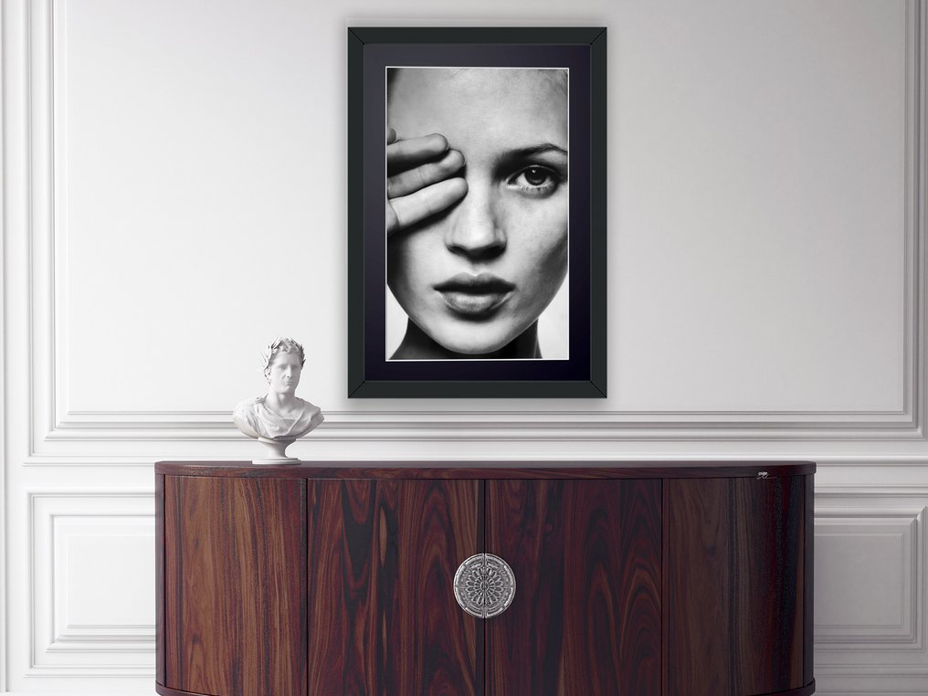 Kate. Moss - Iconic - Fine Art Photography - Luxury Wooden Frame 70X50 cm - Limited Edition 03 of 30 - Serial 20029 - Original Certificate (COA), Hologram - 100% New. Shipping Reduction from 3 items #2.1