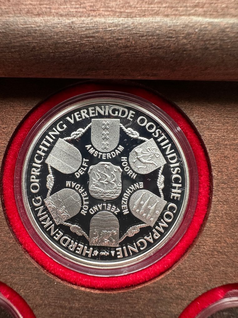 Nederland. Muntset '400 Jaar V.O.C.' gemaakt van scheepshout  (Ingen reservasjonspris) #2.1