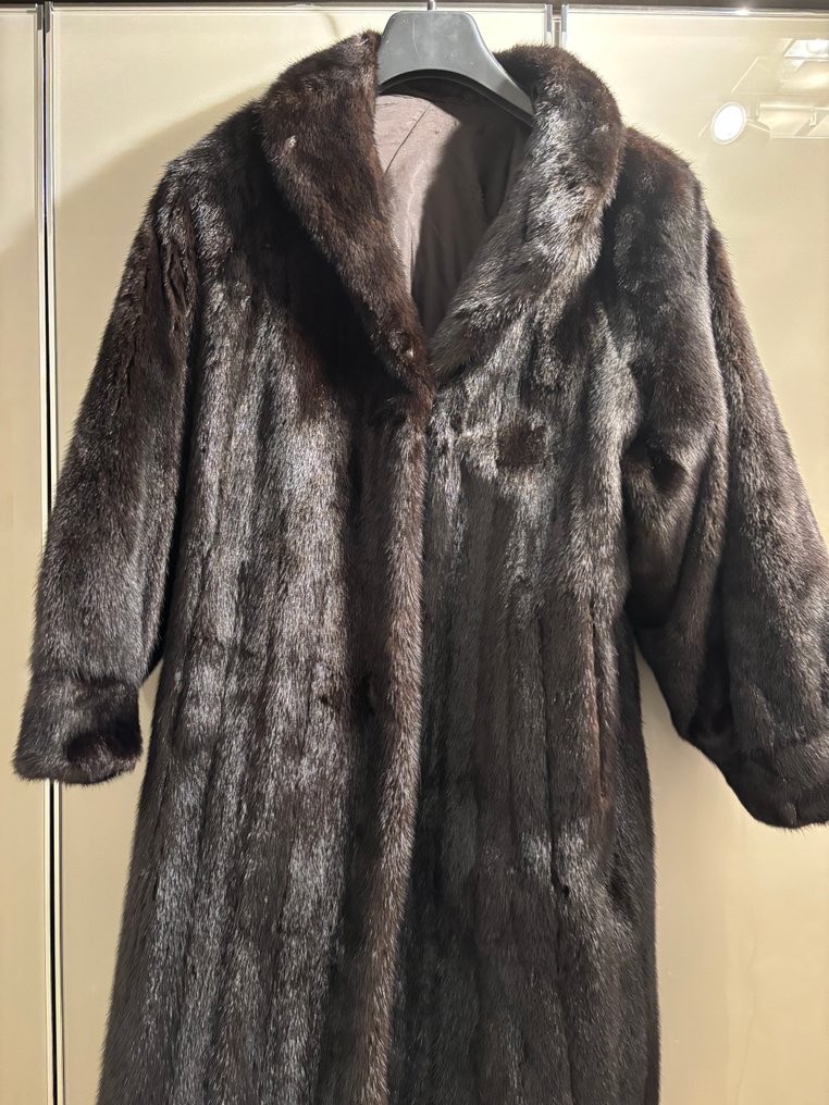 Artisan Furrier - Abrigo de piel #1.0