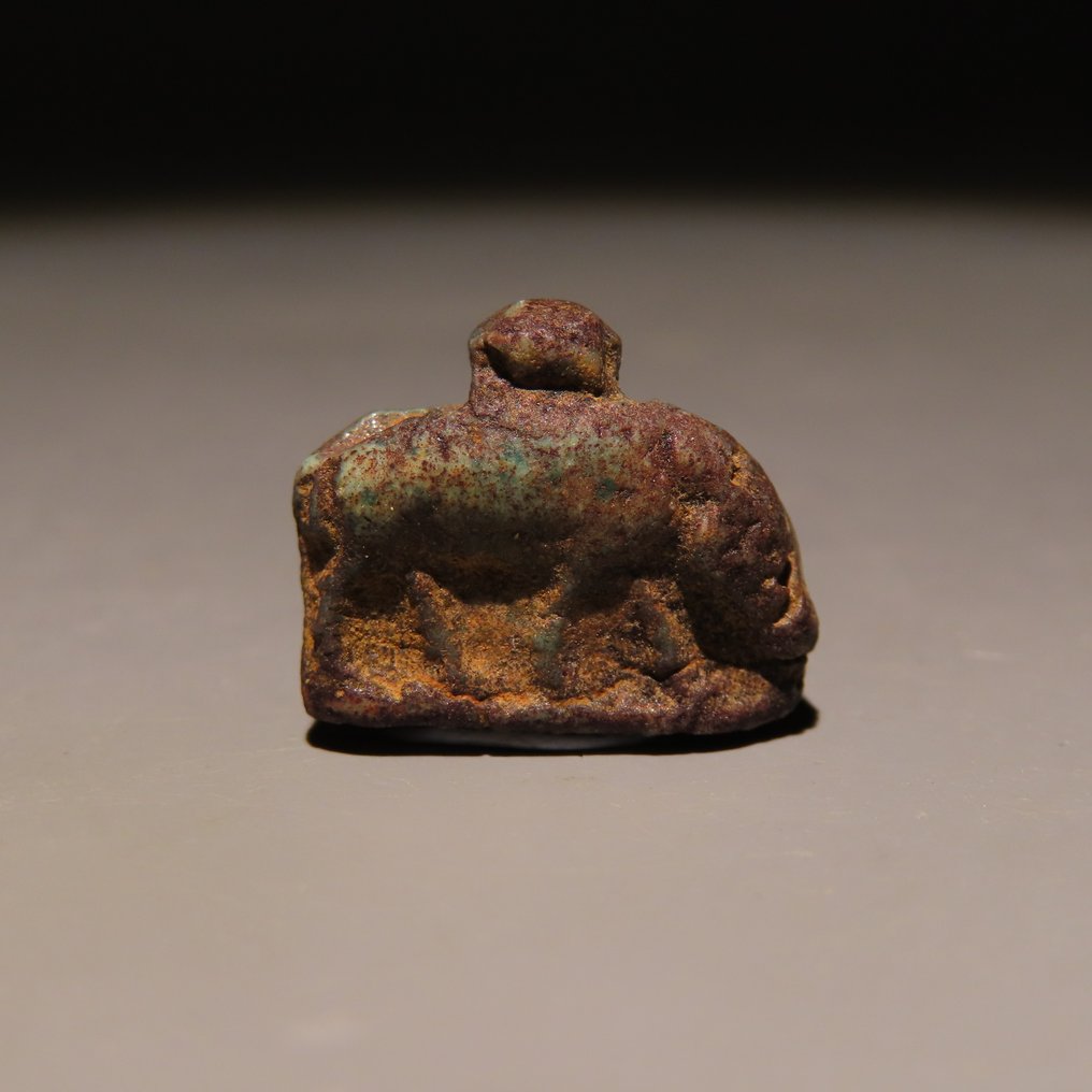 古埃及 Faience 形似鬃毛（坚果）的护身符。晚期，公元前664 - 332年。长1.3厘米。已发表 #1.0