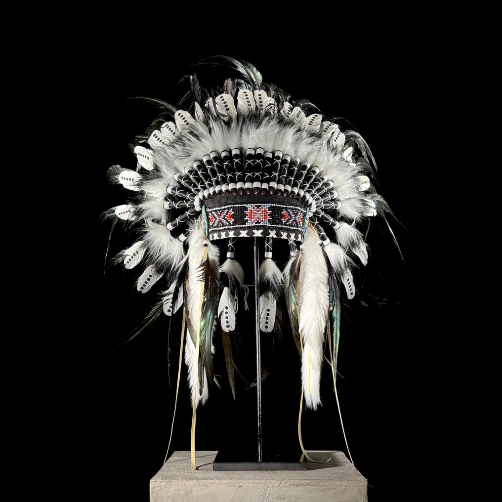 裝飾飾物 - NO RESERVE PRICE - Beautiful Remake Indian Headdress on a Stand - #1 - 印度尼西亞 #1.0