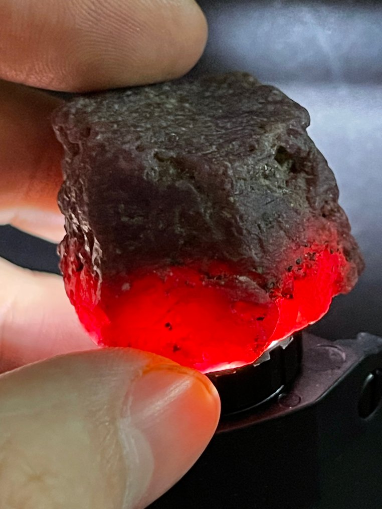 Ruby Rough. Unusual Mozambique Blood Ruby Crystal. 285 Cts. - Height: 38 mm - Width: 35 mm- 57 g #2.1
