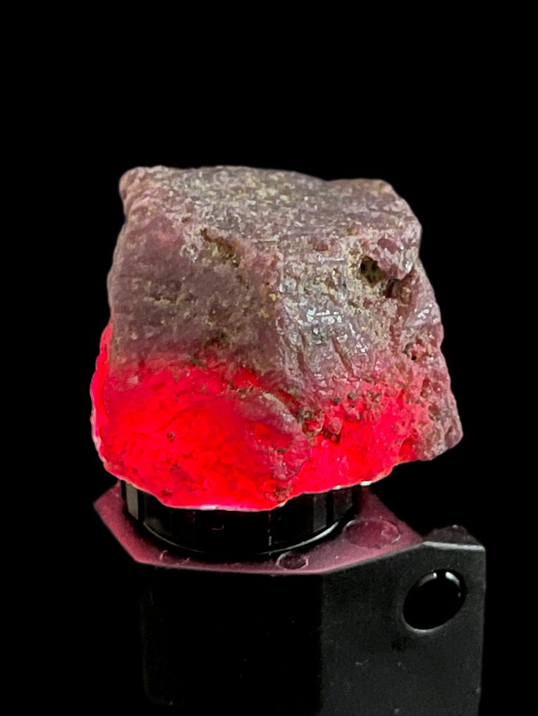 Ruby Rough. Unusual Mozambique Blood Ruby Crystal. 285 Cts. - Height: 38 mm - Width: 35 mm- 57 g #1.0