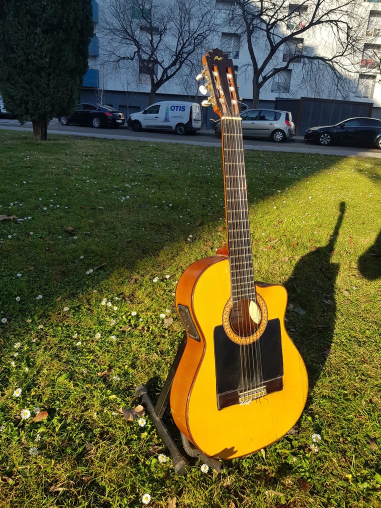 Manuel Rodriguez Flamenco Maple electric cutaway B Flamenco guitar Spain auction online Catawiki