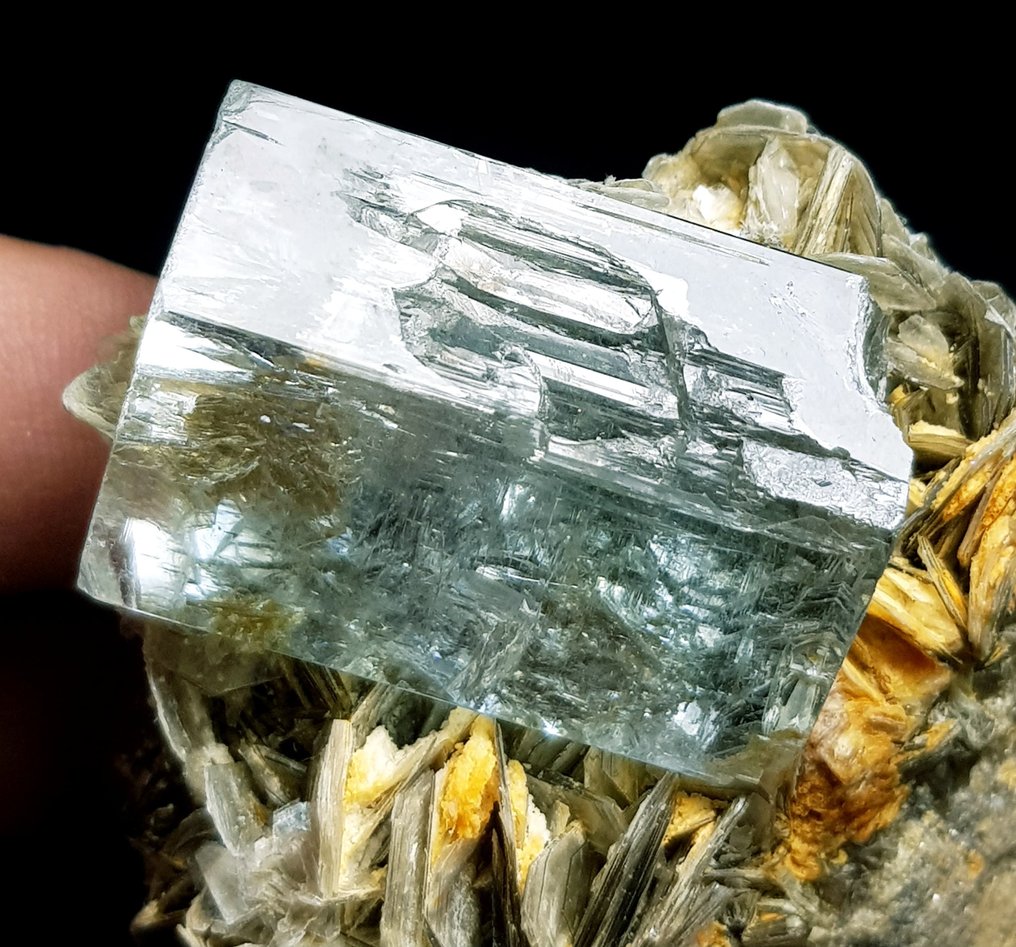 top quality lustrous Aquamarine Crystal resting on top of mother Rock combine with muscovite Specimen - Height: 88 mm - Width: 60 mm- 162 g - (1) #3.2