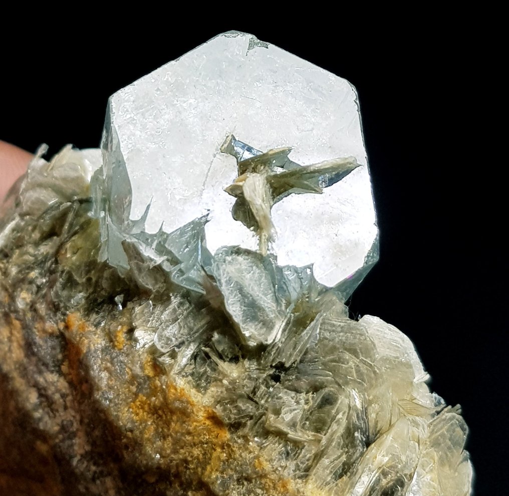 top quality lustrous Aquamarine Crystal resting on top of mother Rock combine with muscovite Specimen - Height: 88 mm - Width: 60 mm- 162 g - (1) #2.1