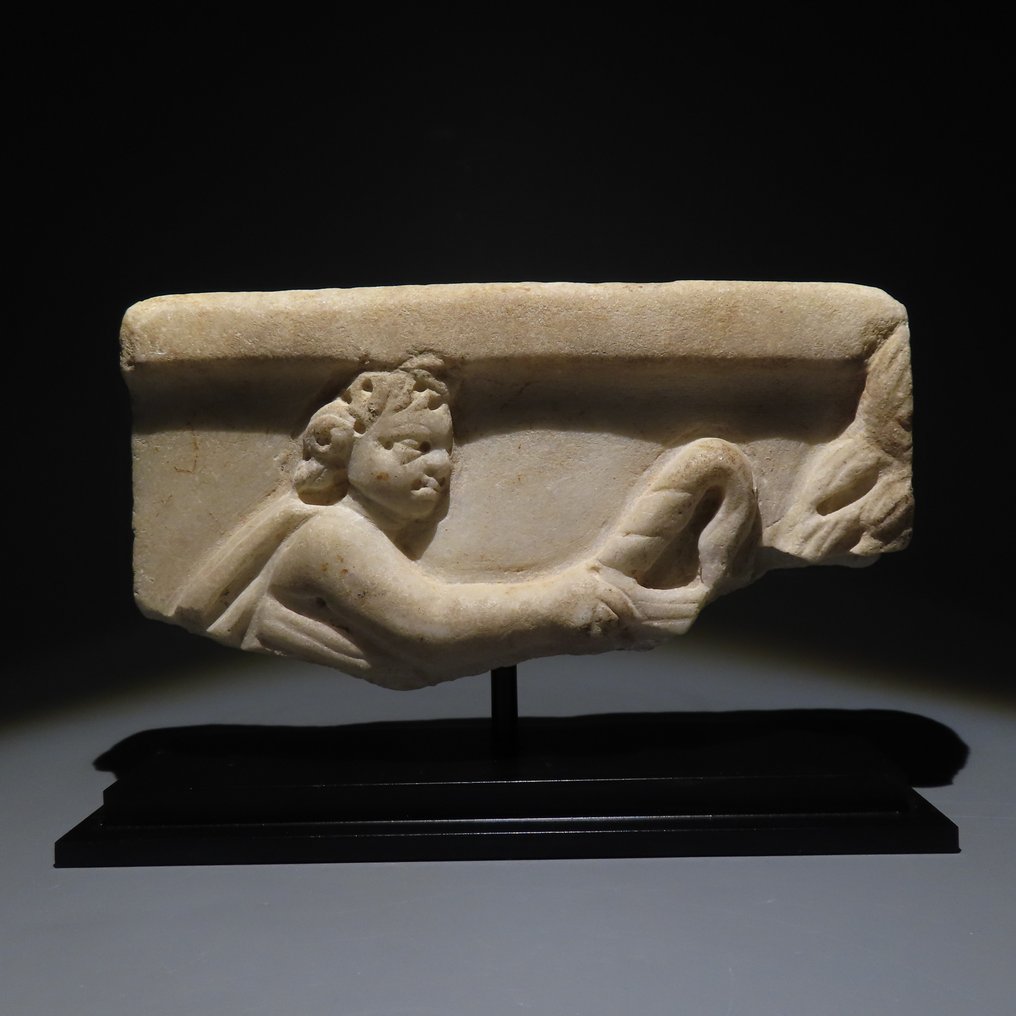 Roma Antiga Mármore Fragmento de um sarcófago com a imagem de Phaethon. Século II – III d.C. Comprimento de 17,2 cm. #2.1