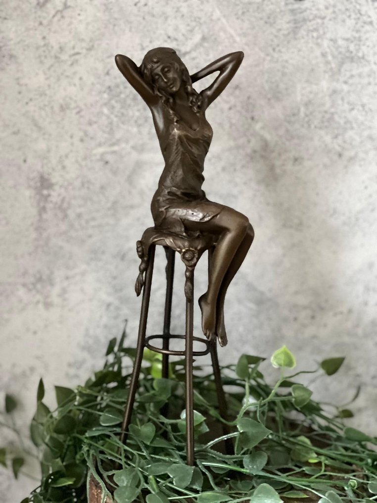Statue, Vrouw op barkruk - 28 cm - Bronze #1.0