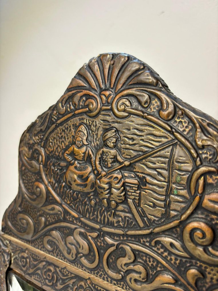 Mirror- Elegant antique mirror with relief and a storage compartment. - Brass, Glass, Wood #3.2