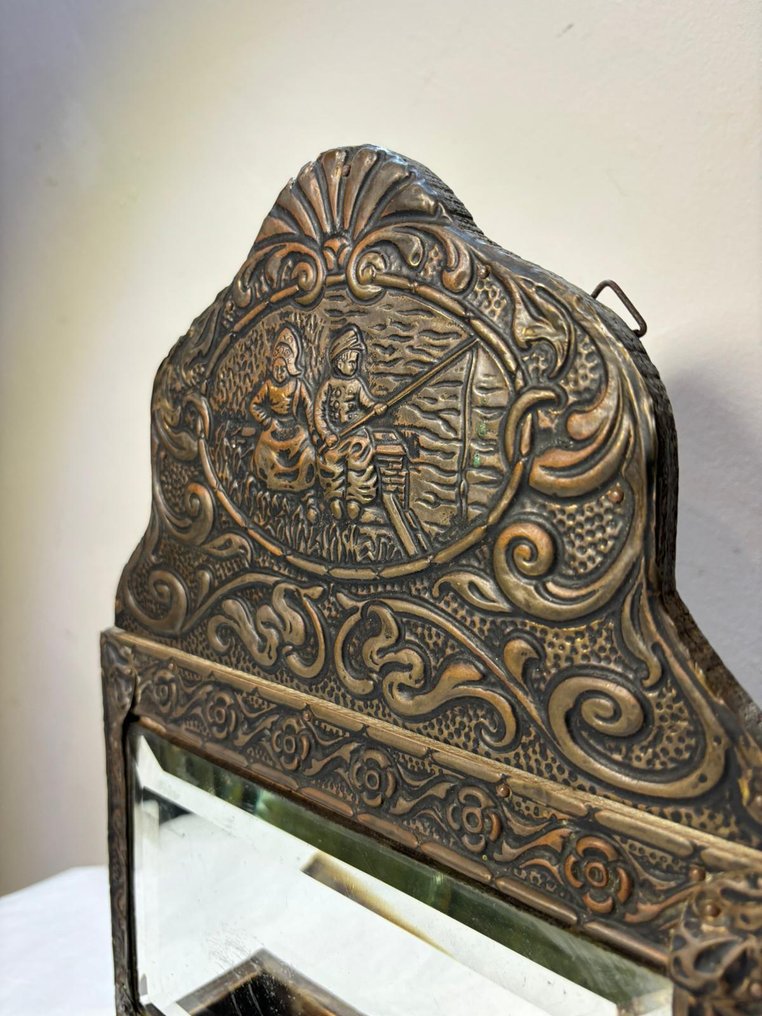 Mirror- Elegant antique mirror with relief and a storage compartment. - Brass, Glass, Wood #4.3