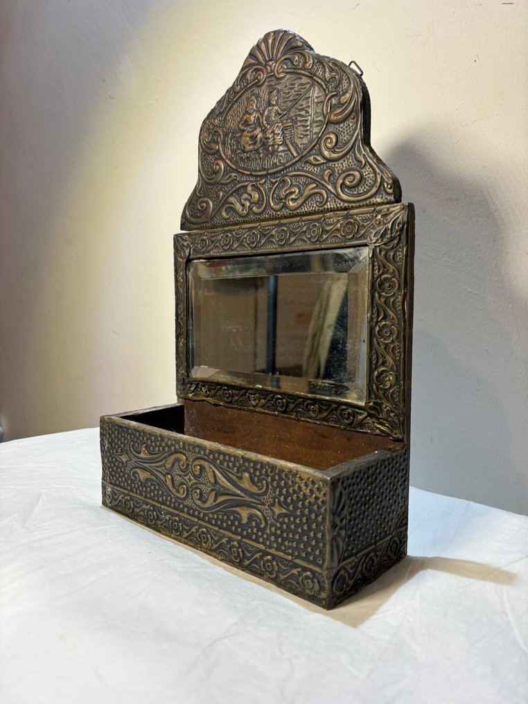 Mirror- Elegant antique mirror with relief and a storage compartment. - Brass, Glass, Wood #1.0