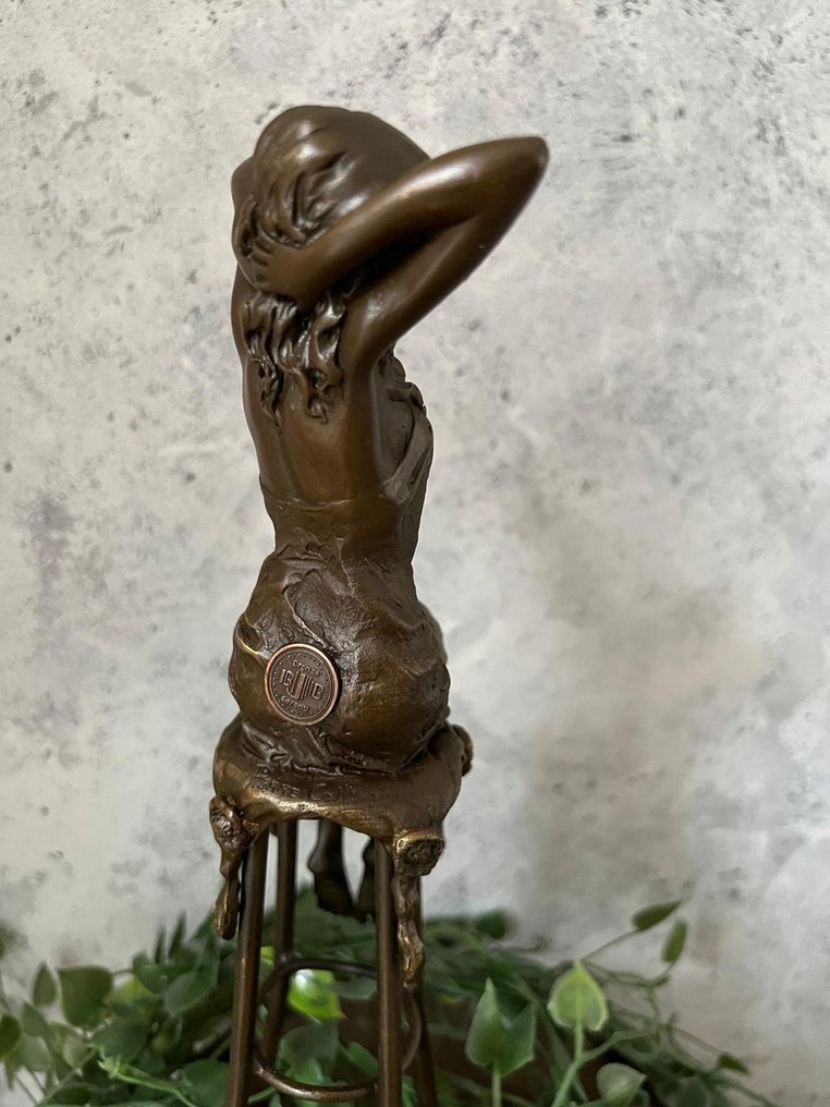 Statue, Vrouw op barkruk - 28 cm - Bronze #2.1