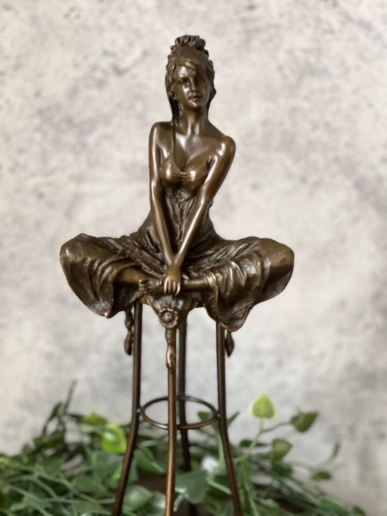 雕像 - Vrouw op kruk - 黄铜色 #1.0