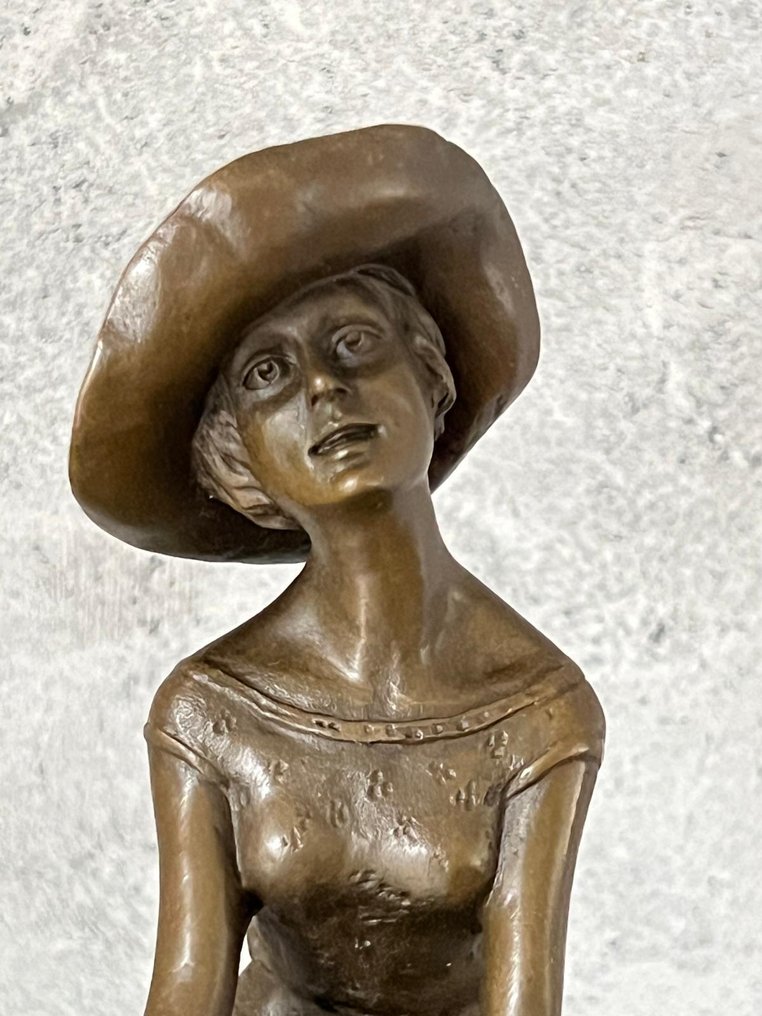 Γλυπτό, Elegant Bronze Sculpture – Seated Lady with Hat on Barstool 28 cm - 28 cm - Μπρούντζος #2.1