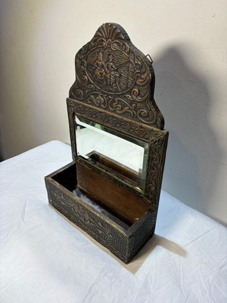 Mirror- Elegant antique mirror with relief and a storage compartment. - Brass, Glass, Wood #1.0