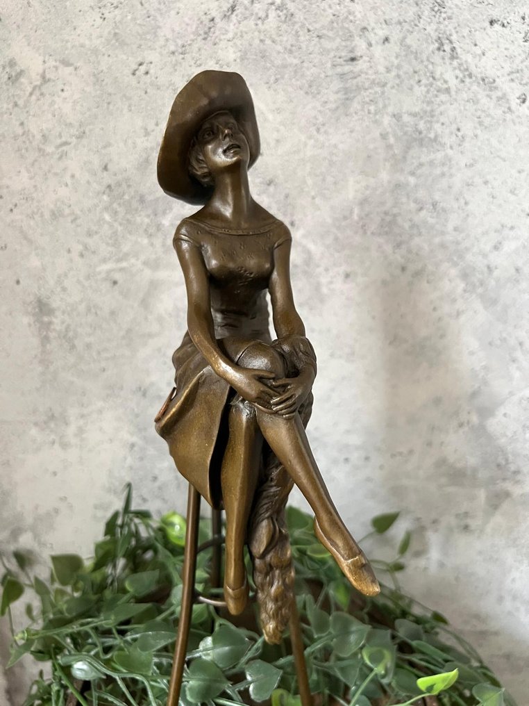 Γλυπτό, Elegant Bronze Sculpture – Seated Lady with Hat on Barstool 28 cm - 28 cm - Μπρούντζος #4.3
