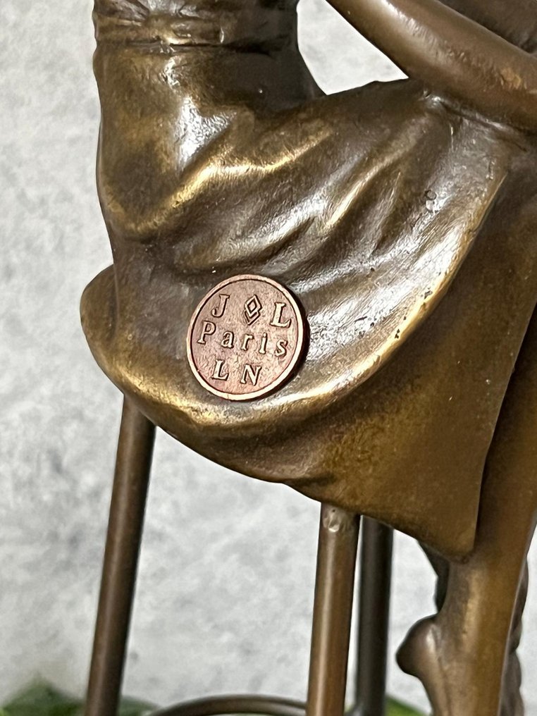 Γλυπτό, Elegant Bronze Sculpture – Seated Lady with Hat on Barstool 28 cm - 28 cm - Μπρούντζος #3.2