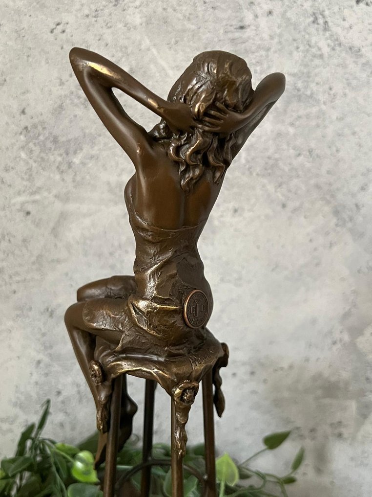 Statue, Vrouw op barkruk - 28 cm - Bronze #4.3