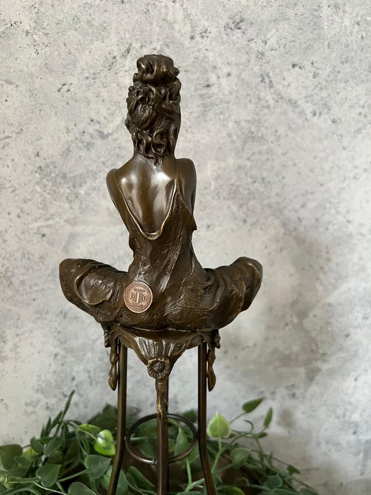 雕像 - Vrouw op kruk - 黄铜色 #4.3
