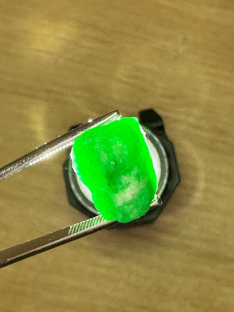 祖母绿 未切割的，10.85克拉顶级绿色祖母绿水晶。百分百特别之作！ - 高度: 12 mm - 宽度: 10 mm- 2.17 g #3.2