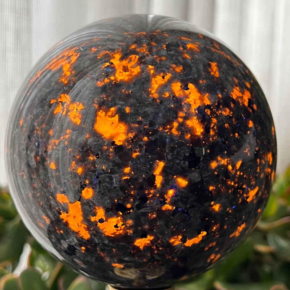 Fine polished Large Yooperlite sphere - Height: 12.07 cm - Width: 12.07 cm- 2400 g #2.1