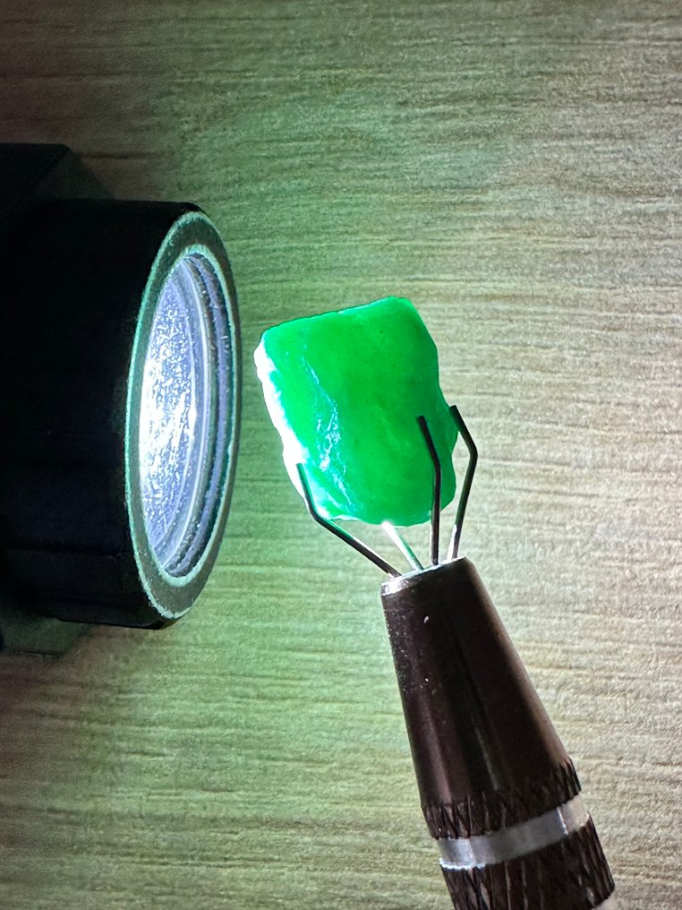 祖母绿 未切割的，10.85克拉顶级绿色祖母绿水晶。百分百特别之作！ - 高度: 12 mm - 宽度: 10 mm- 2.17 g #4.3