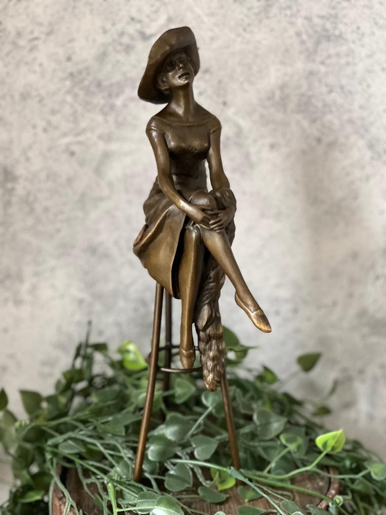 Γλυπτό, Elegant Bronze Sculpture – Seated Lady with Hat on Barstool 28 cm - 28 cm - Μπρούντζος #1.0