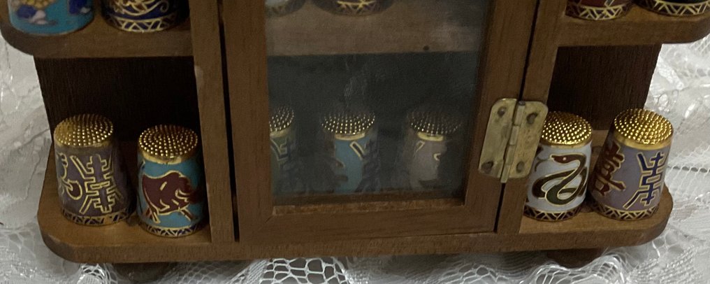 Collezione a tema - Collezione ditali in cloisonne’ con bacheca #3.2