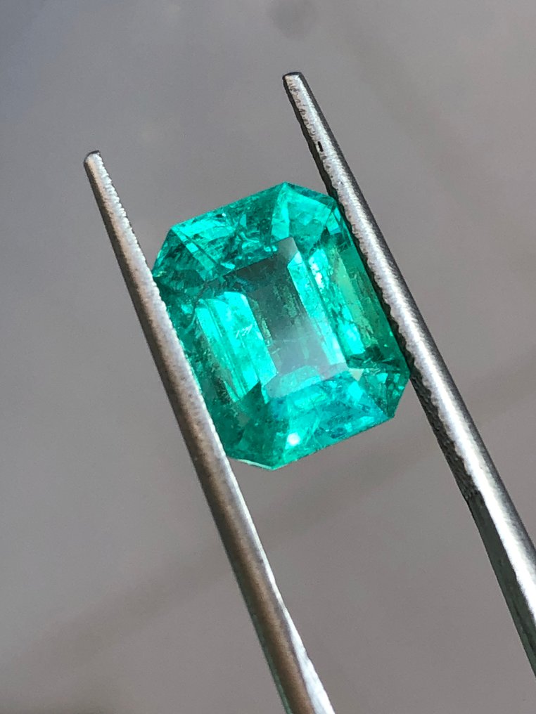 1 pcs  Verde Smarald  - 4.40 ct - IGI (Institutul gemologic internațional) - No Reserve #1.0
